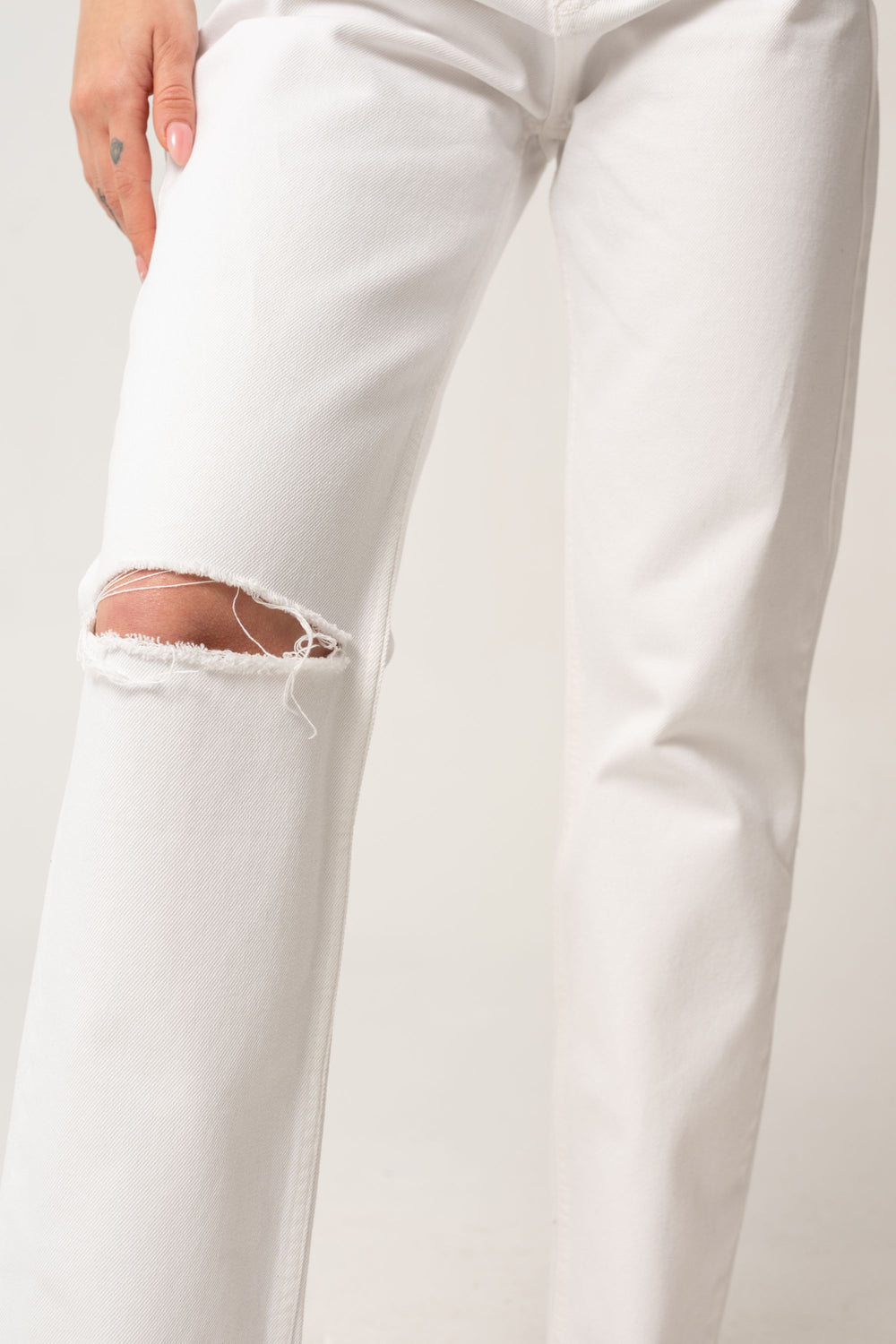 Witte gescheurde broek