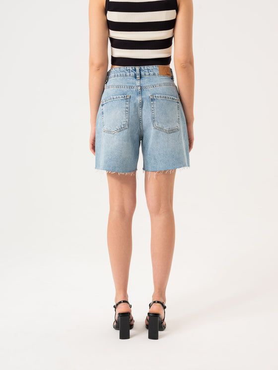 Shorts en jean des jambes latérales déchirées